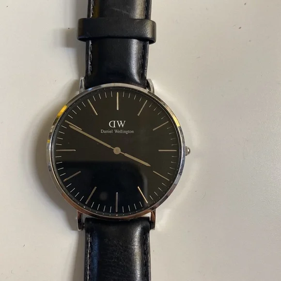 Black and silver Daniel Wellington watch 38mm - Picture 5 of 5